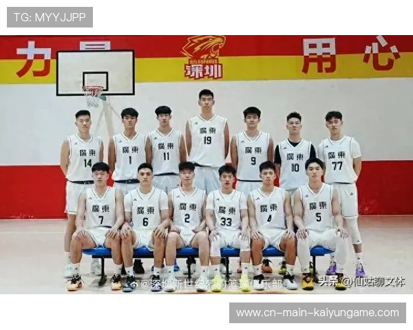 广东最矮球员怒抢11板！球迷：我们中锋都没这么猛，广东男篮小个子